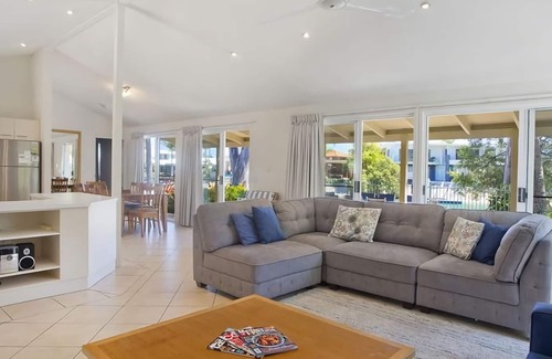 Noosa Heads House | Witta Circle 65 - 5 Minute walk to Hastings Street in prime beachfront location