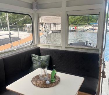 Bad Saarow Boat Rental | WOHLFÜHLBOOT Hausboot - Festlieger im Hafen Bad Saarow - WC an Bord, Dusche an Land