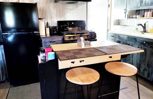 Noblesville Cottage | Wolf's Cabin Near Historic Downtown Noblesville