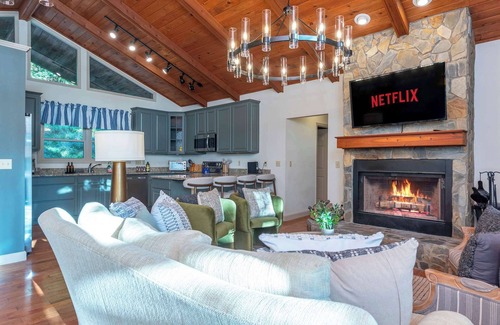 Wolf Laurel House | Wolf Summit Retreat Sleeps 14 Hot Tub Arcade