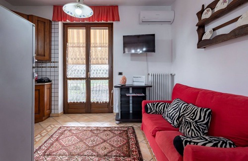 Montegrosso dʼAsti House | Wonderful private villa for 4 people with A/C, WIFI, private pool, TV, patio and pets allowed