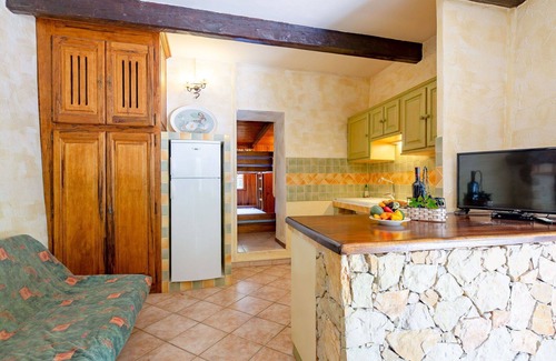 Regusse House | Wonderful private villa for 6 people with private pool, TV, patio and pets allowed