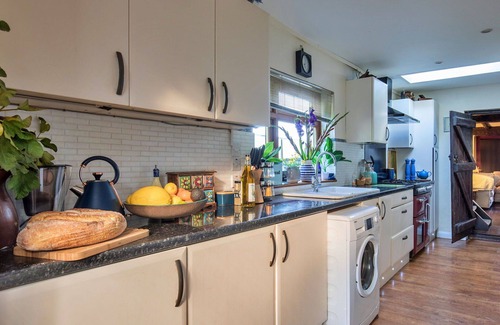 Dormansland House | Wonderful villa for 4 guests with WIFI and pets allowed