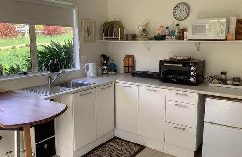 Waikino Cottage | Wood Pigeon Cottage- Pet friendly 2kms from Hauraki Rail Trail-Free Breakfast