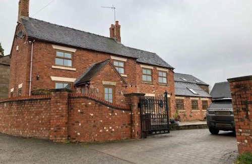 Alton House | Woodbine Cottage-PART OF ALTON COTTAGES