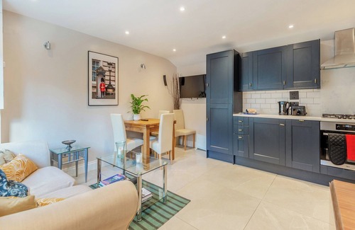 Leatherhead Cottage | Woodcutter Cabin - UK48831