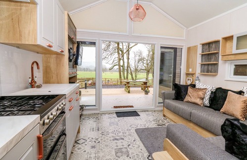 Llandrindod Wells Cottage | WOODLAND ESCAPE, with hot tub in Rhayader