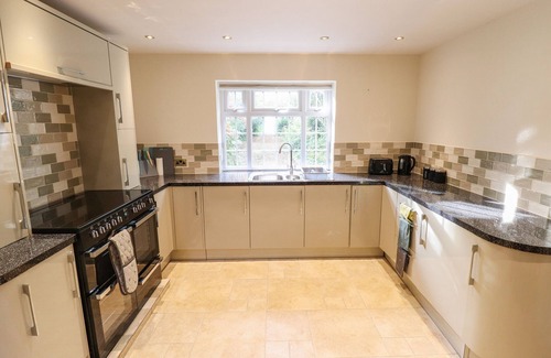 Boston House | WOODLAND LODGE, pet friendly, with hot tub in Boston