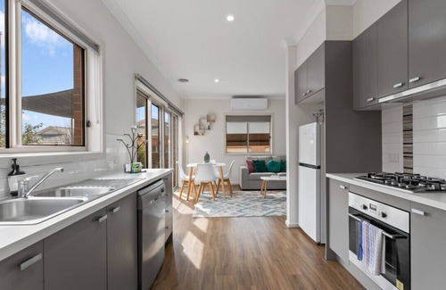 Brown Hill Apartment | Work & Unwind in Comfort: Ballarat 2 bed Apartment