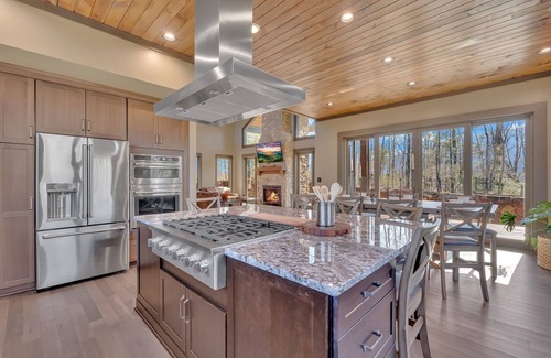 Gatlinburg - Pigeon Forge Cabin | WOW LUXURY! Sleeps 10-12, 4 BR, Pool Table, Hot Tub, Mountain Views