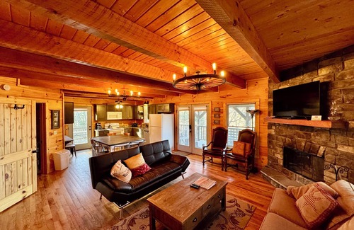 Townsend Cabin | Wrangler's Den Cabin at Country Manor Acres
