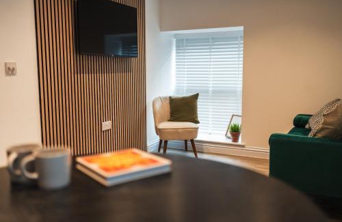 Somerton Apartment | Wych Cottage, Striking 2 Bed, Parking, King Bed, First Floor Flat