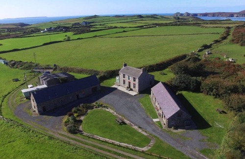 St Brides House | Y Stablau - Stables
