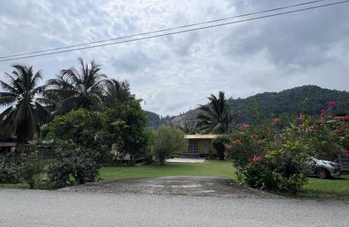Lumut Cabin | Yellow Cube at Lumut Cube Homestay Kontena
