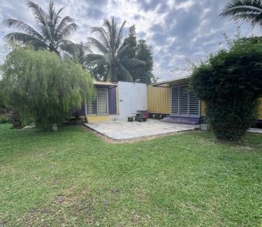 Lumut Cabin | Yellow Cube at Lumut Cube Homestay Kontena