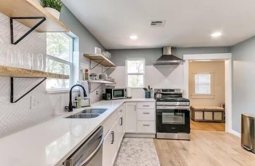 Guthrie House | Yellow Door Cozy Cottage