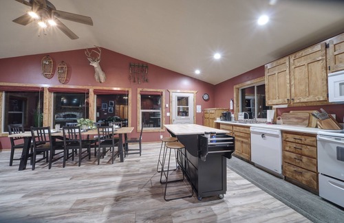 Rea Cabin | Yellowstone Retreat Cabin | Kids Zipline | WiFi | Trailers