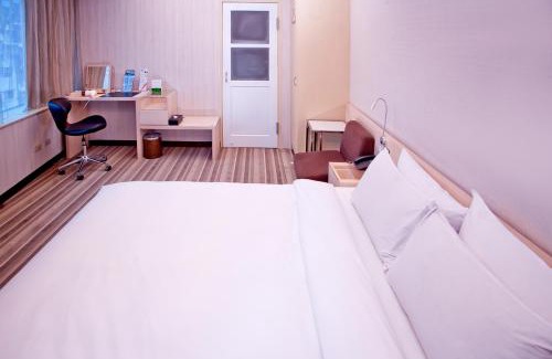 Zhongshan Hotel | Yomi Hotel - ShuangLian MRT