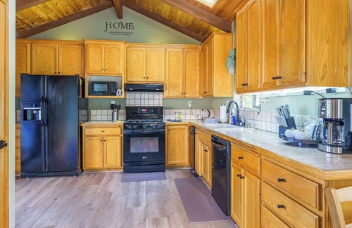 Oakhurst House | Yosemite 5BR Lodge w/Hot Tub, Game Room & EV