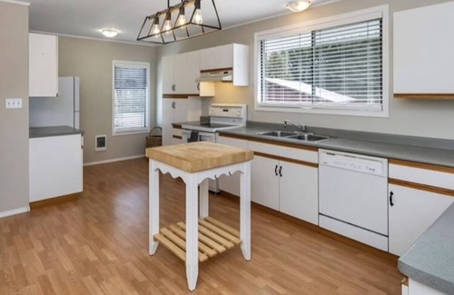 Youbou House | Youbou Lakefront Getaway: Relax And Unwind