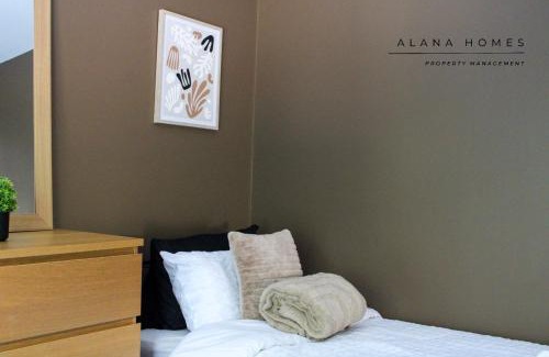 Bilston House | Your 3BR - Home away from Home