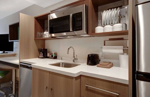 Garden Grove Hotel | Your Oasis Awaits! 4 Relaxing Units! Parking, Pets Allowed and Free Breakfast!