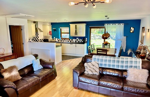 Llanddaniel Fab Cottage | YR ENCIL, pet friendly, with a garden in Gaerwen