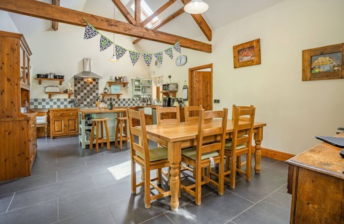 Llanedy Cottage | YSGUBOR HIR, family friendly, with a garden in Pontarddulais