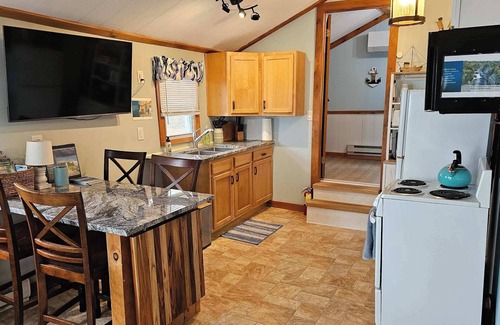 Schuyler Falls Cabin | ZaLo House Waterline cabin with Hot Tub Pets