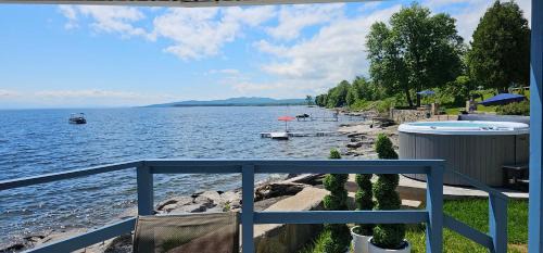 Schuyler Falls House | ZaLo House Waterline cabin with Hot Tub Pets