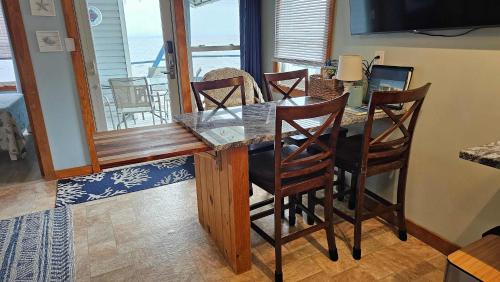 Schuyler Falls House | ZaLo House Waterline cabin with Hot Tub Pets