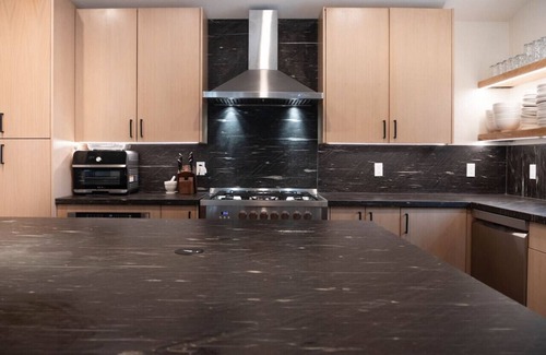 Tahoe Woods House | Zermatt - Mountain Retreat Near Beach and Skiing, HotTub