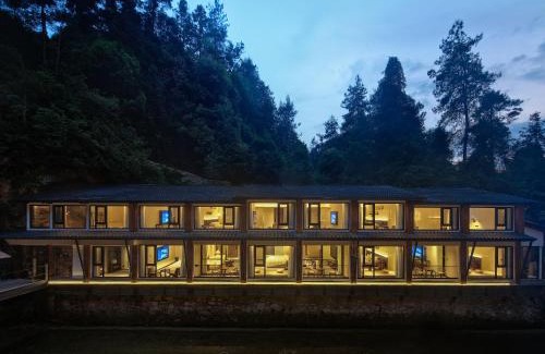 Wulingyuan Bed & Breakfast | Zhangjiajie ZEN Retreat-Mini Forest Park,Affordable Luxury,200 Meters to Secret Hiking Route, River Tracing, Attraction Tickets Serivce in advance,Toursim Service& Free Shuttle to East Gate of Park, One Way Free Pick-up Service,Top Facility and New Hotel