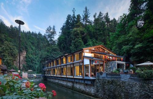 Wulingyuan Bed & Breakfast | Zhangjiajie ZEN Retreat-Mini Forest Park,Affordable Luxury,200 Meters to Secret Hiking Route, River Tracing, Attraction Tickets Serivce in advance,Toursim Service& Free Shuttle to East Gate of Park, One Way Free Pick-up Service,Top Facility and New Hotel