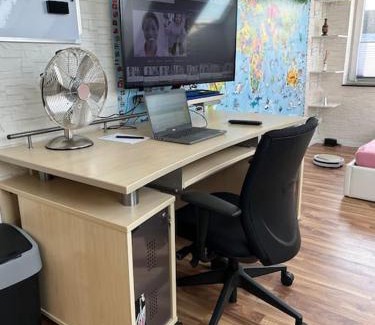 Hennef Apartment | Zimmer HomeOffice Küche WLAN TV mit Terrasse&Grill +Fahrrad