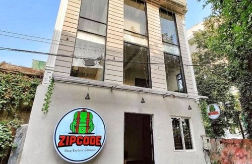 Agra House | Zipcode Stay : Deluxe Queen Roomn