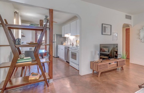 Arroyo Chico House | ZonaMod MidCentury ⁜King ⁜FirePit ⁜Backyard ⁜Dog Friendly ⁜Near Downtown