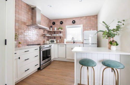 Westside House | Zuma Suite | Walk to King Street Shops!