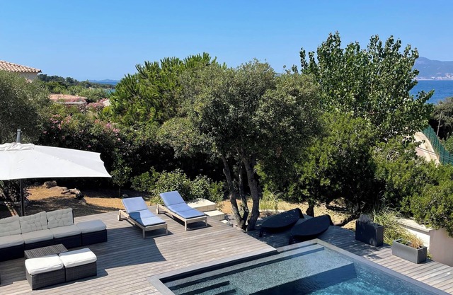 à 2 minutes à pied de la plage Villa familiale avec piscine .