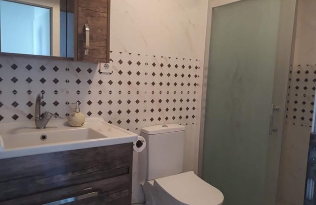 ÇEŞME MERKEZDE BAHÇELİ DENİZE YÜRÜME MESAFESİNDE DAİRE