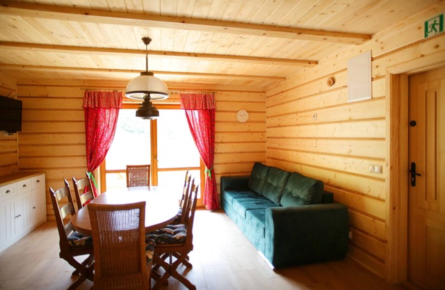 Świeże górskie powietrze, piękny widok z okna, bliskość z naturą.