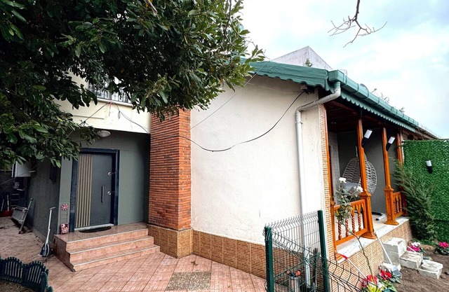 ŞÖMİNELİ VE DENİZE ÇOK YAKIN KONUMDA HUZURLU MÜSTAKİL VİLLA