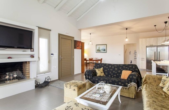 ΒΙΛΑ ΜΕ ΘΕΑ ΤΟ ΠΕΛΑΓΟΣ