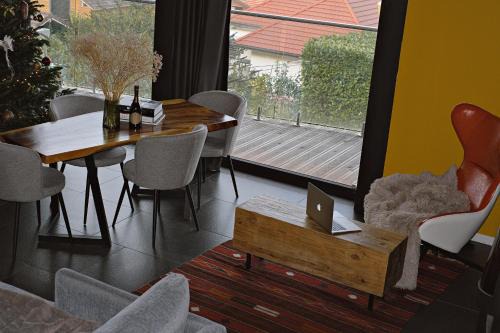 Уютная вилла на опушке леса с панорамным видом на Альпы и Lac Leman