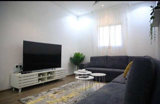 شقة جديدة بالرس مع وجود موقف مظلل للسيارة