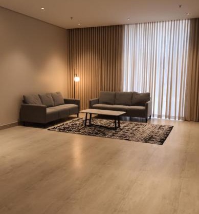 شقة مريحة بأثاث جديد وعمارة جديدة قرب المطار