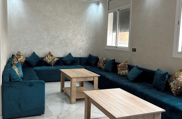 شقة مفروشة للكراء اليومي بالقصر الكبير تتتكون من صالة، غرفتين نوم ، حمام ،مطبخ