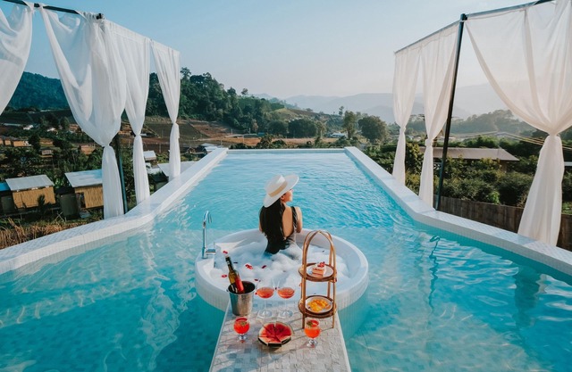 ที่พักพูวิลล่าสวนตัวกลางเขาอ่างแช่น้ำอุ่นกลางสระวิวภูเขาทะเลหมอก ที่จอดรถสวนตัว