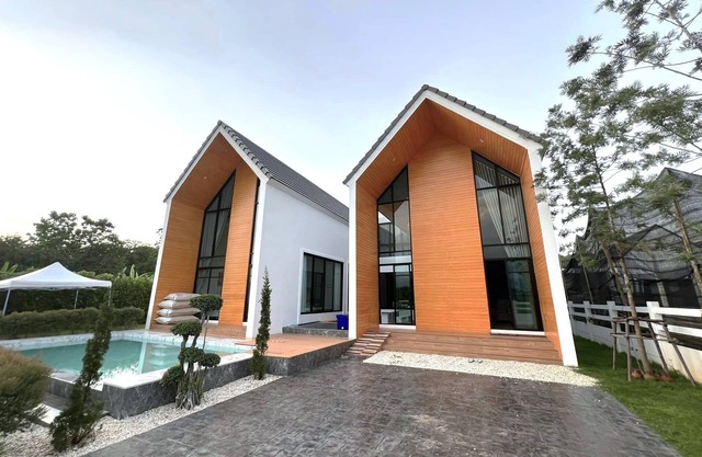 วิลล่า 4 ห้องนอน พร้อมสระว่ายน้ำและโต๊ะพลู