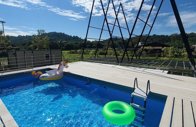 วิวเขาล้อมรอบ มีน้ำจากเขื่อนไหลผ่าน มีสระว่ายน้ำ คาราโอเกะ สงบส่วนตัวแนวธรรมชาติ